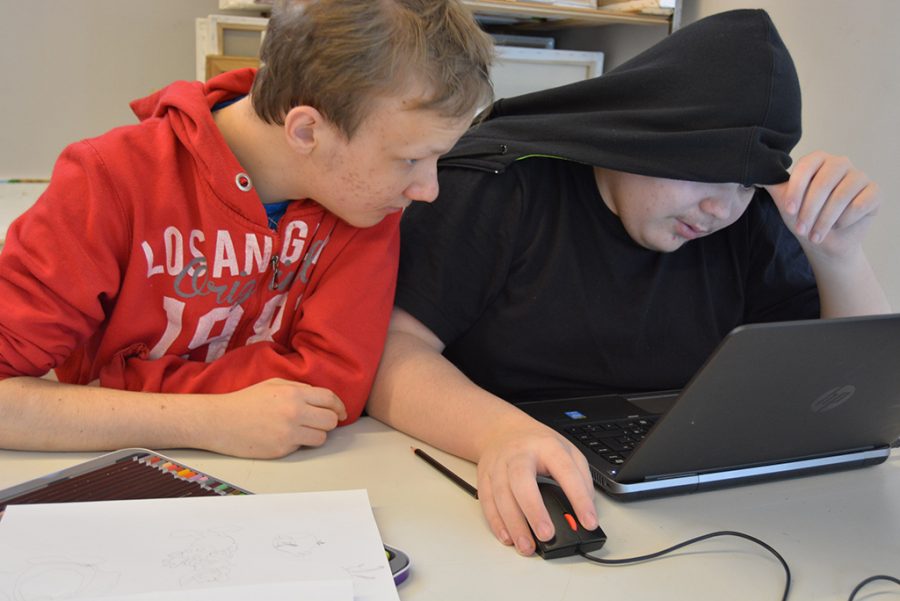 Työskentelyä tietokoneella.